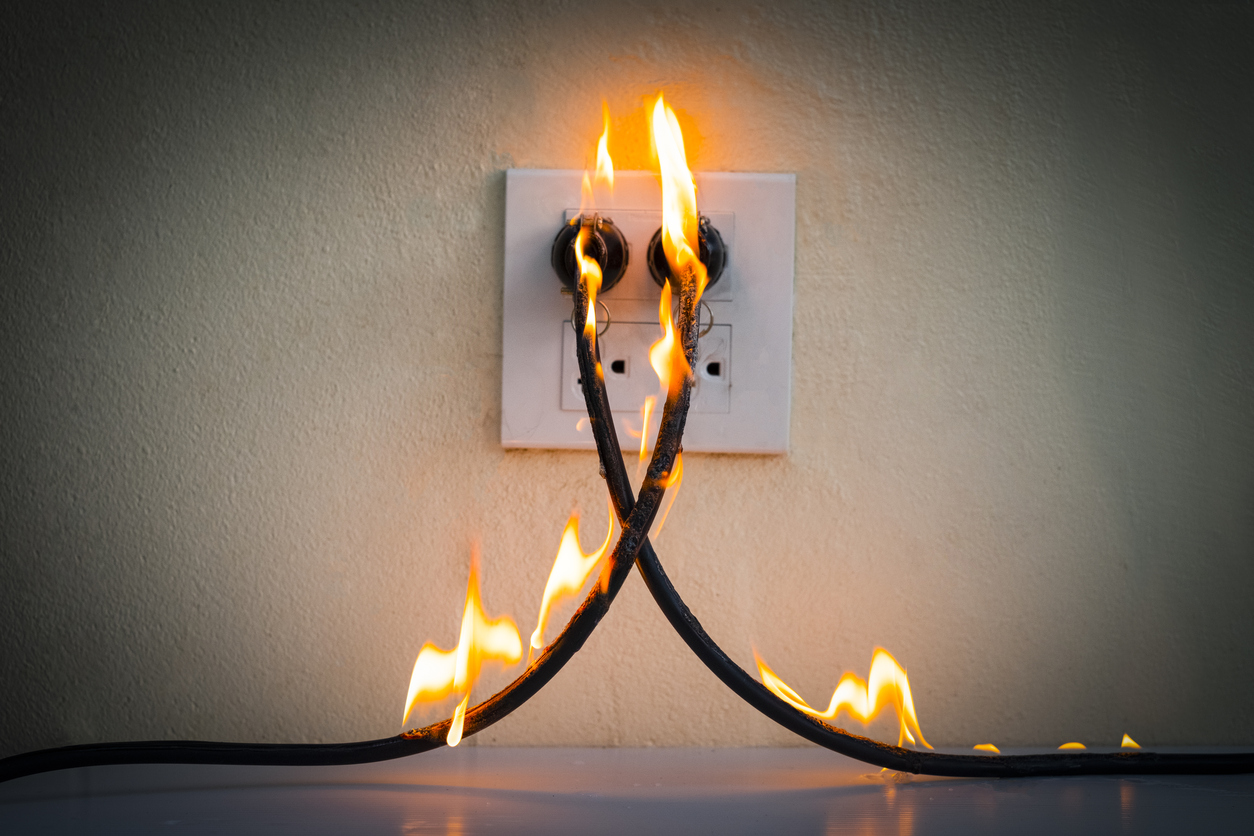 5 ways on how to put out an electrical fire? 6 Symptoms of electrical fire