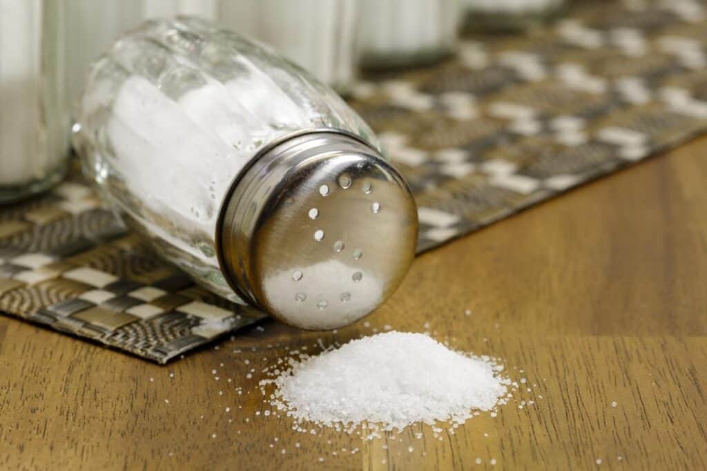 Does salt put out fire Can you smoother fire with salt?