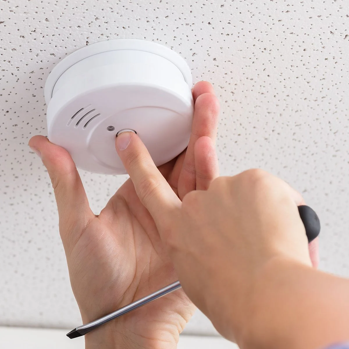 Smoke Detector Green Light Not Turning On? Know The Easy Fix Fire safety support